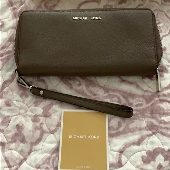 Authentic Michael Kors clutch wallet - Picture 4 of 4